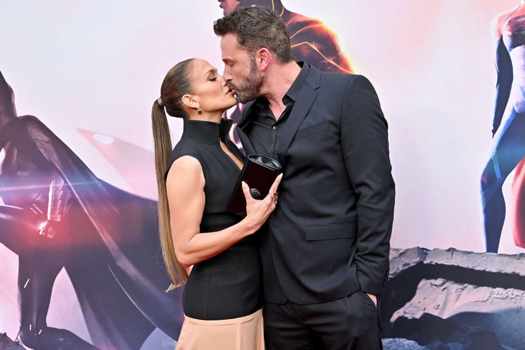 Ben Affleck and Jennifer Lopez Shared a Kiss During Lunch:
