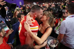 taylor swift travis kelce kiss